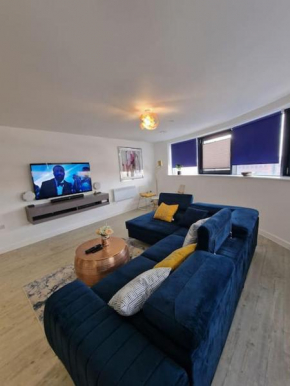 Luxury 2 Bed, 2 Bath Apartment - The Quays